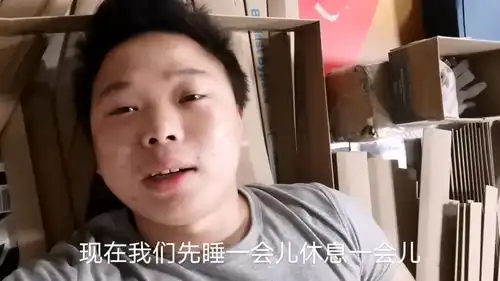 实拍东莞工厂90后打工现状,工厂不包吃住,下大雨回不去点外卖