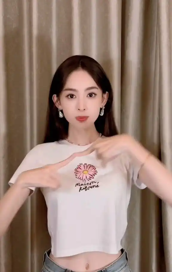 娜扎玩手指舞表情可爱对镜比心眼神超甜蜜