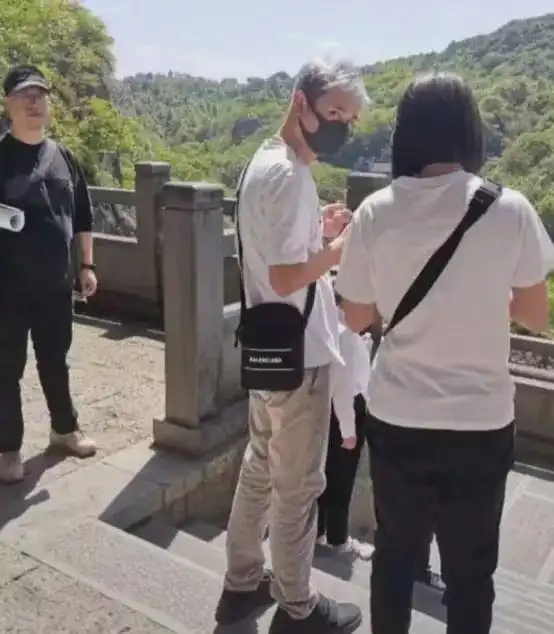 39岁文章现身大佛寺,头发花白背佝偻状态差,怒视拍摄者表情凶狠