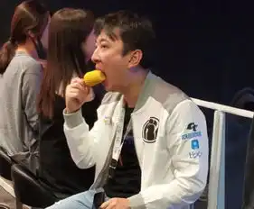 继吃热狗后王思聪吃玉米再现一口吞