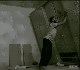 搞笑gif段子可爱的小姐姐练习走路摔倒