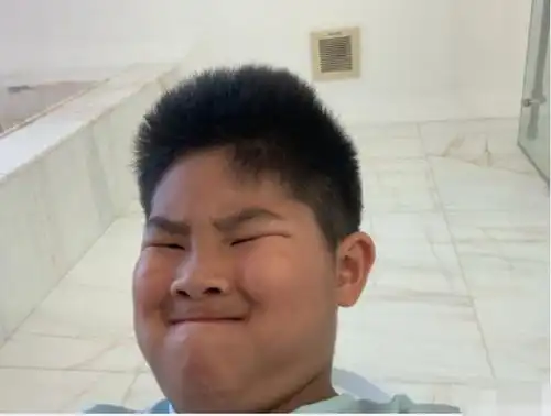 胡可晒小儿子自拍,称这位朋友爱在厕所拍照,表情丰富太可爱