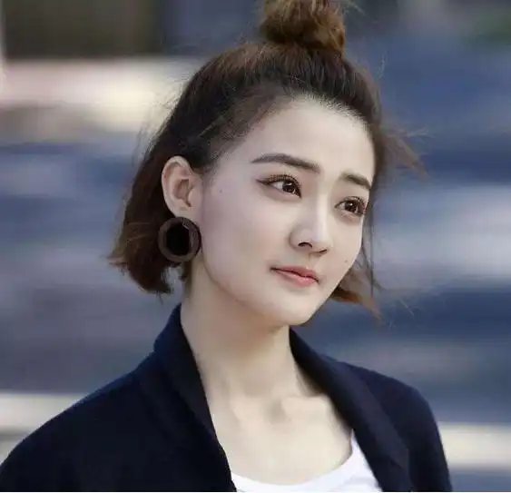 徐璐分手后首现身,不受张铭恩的影响包包颜色才是内心感受