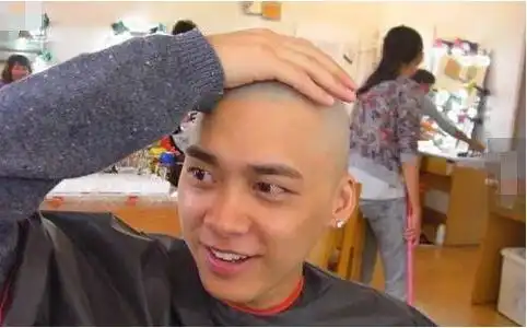 徐峥自曝20岁开始秃头,脱发趣事笑翻众人,网友既心酸又好笑