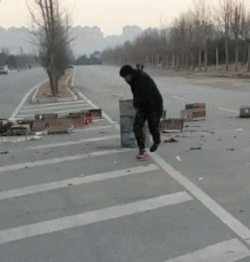 爆笑gif图闯红灯还这么嚣张