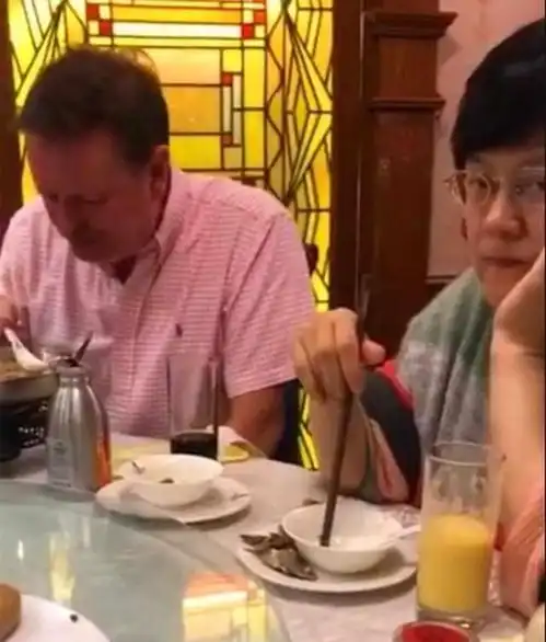 老外第一次吃中国菜,点9个菜一人负责吃一盘,招待的人一脸懵圈