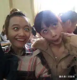 搞笑gif妹子,你们也太会自拍了吧,表情是认真的吗