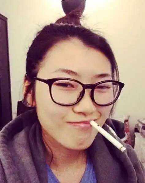 张艺谋女儿嫁洋人老公遭家暴,冯小刚女儿更不省心,吸烟姿势老练