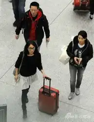 周迅素颜笑对记者无畏偷拍表情搞怪引路人侧目图