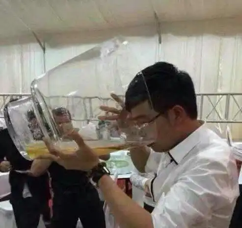 搞笑gif几个美女拉着帅哥不放手,是不是理发没给钱啊