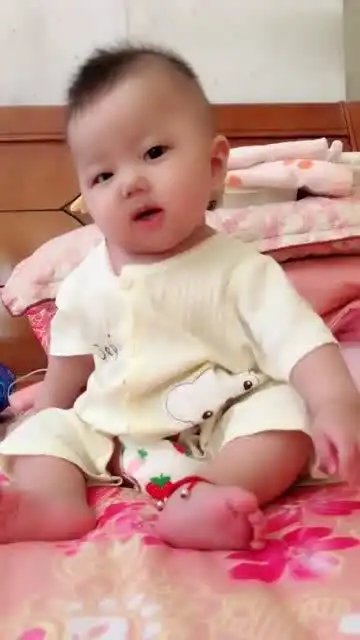 宝宝你这是在看什么呢怎么会是这样的表情真是好笑