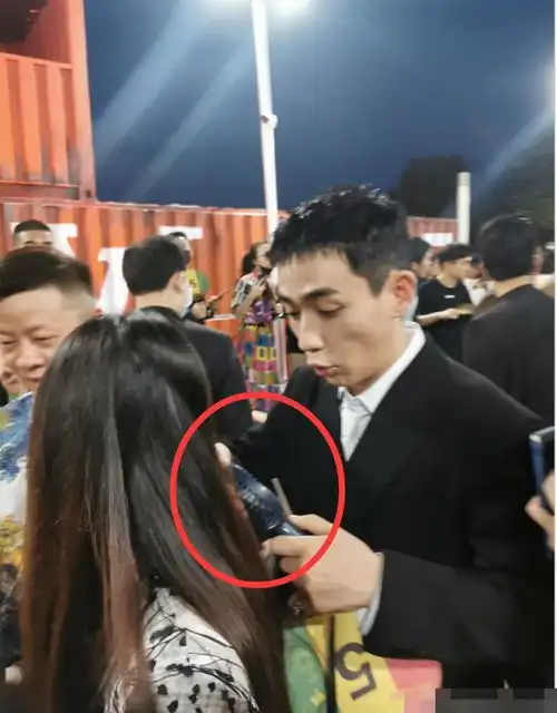 朱一龙出席春夏21男装秀,电扇缠到女生头发表情瞬间失控,两人反应素质超高