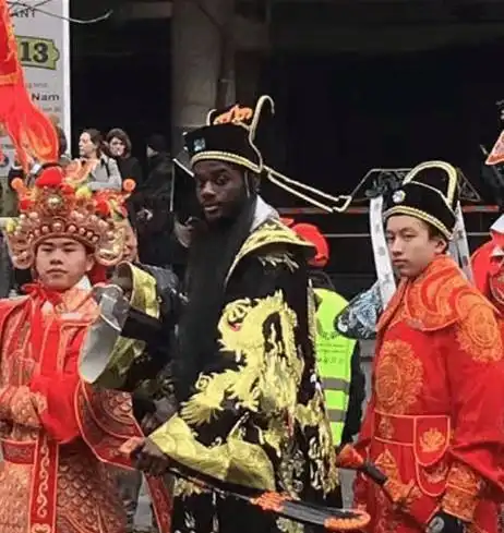导演,我知道包大人皮肤很黑,但用黑人是几个意思