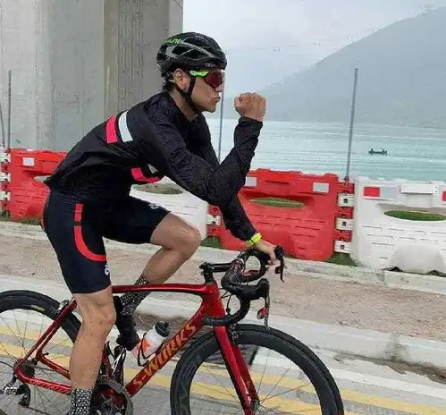 彭于晏到香港和骑友开心骑行骑行时还不忘做各种搞怪表情