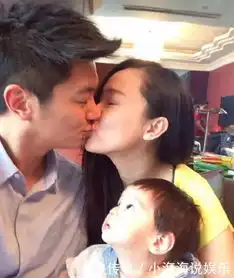 杜江在儿子面前亲吻霍思燕甜蜜庆生,嗯哼的表情很愤怒