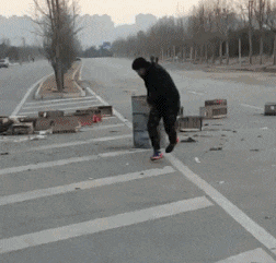 搞笑gif开心一刻让你们嘚瑟摔了吧