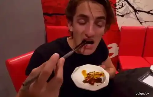 疯狂外国人吃火锅煮榴莲,吃一口表情瞬间亮了,这是最疯狂的火锅