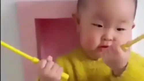 暖宝看到爸爸要给她拍照,直接摆出这个动作这个表情怎么样