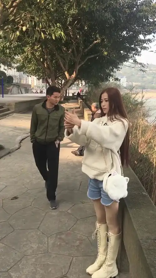 美女让大哥帮忙拍照,大哥这是几个意思,太搞笑了