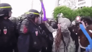 搞笑gif地震发生的危急关头居然还顾着自拍