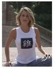 逗萌保安举牌揭骗表情笑翻人