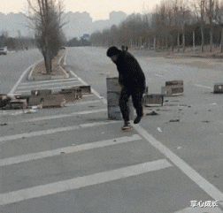 两个颜值相当的相亲对象,在选择上犯了难...网友的回复很优秀