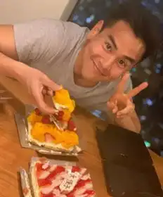 钢铁直男余文乐狂晒男友崔始源紧随其后宣示主权