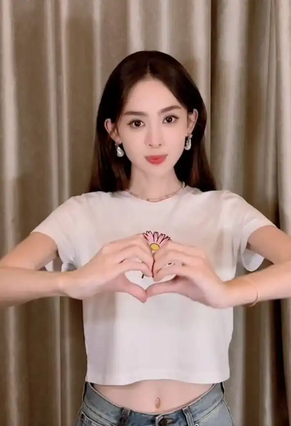 娜扎玩手指舞表情可爱对镜比心眼神超甜蜜