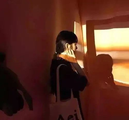 拍照表情尴尬怎么办随便学几招拍照美十倍