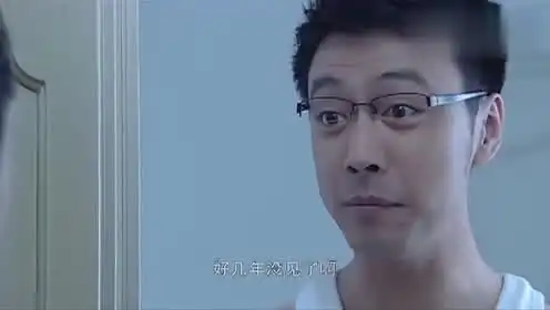 开门的一刹那,通过男子的表情就能看出来这女的不简单