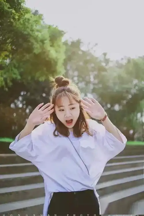 拍照面无表情学学这位姑娘吧