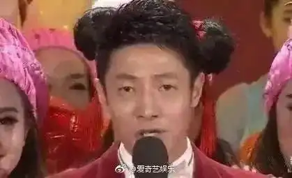 何炅因一张照片引发热议细数那些明星不堪回首的瞬间