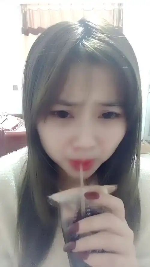 妹子是来搞笑的喝药的表情真的到位