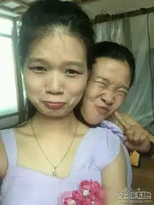右边妹子的表情毁了整张照片啊搞笑hao12