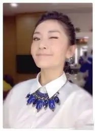 谢娜扮学生装宛若逆生长挤眉弄眼表情丰富
