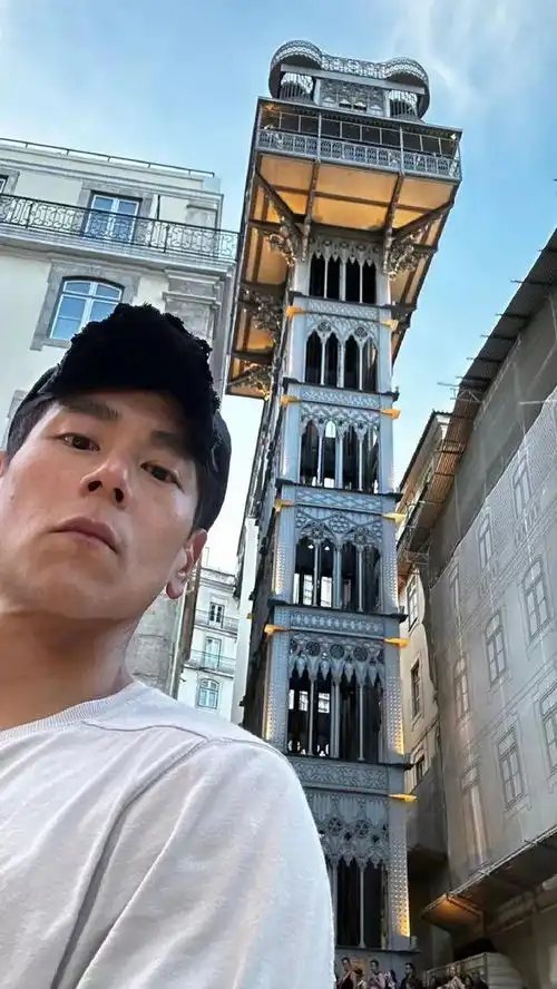 41岁彭于晏葡萄牙被偶遇,生图展现麒麟臂,与粉丝玩自拍表情多多