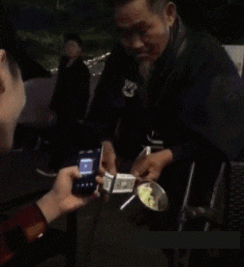 搞笑gif趣图看见乞丐都用二维码,为什么我突然没有了同情心