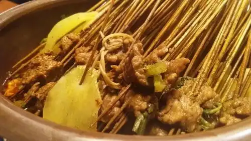 阿克苏某店里,一美女撸串表情瞬间爆棚在场男士直接...