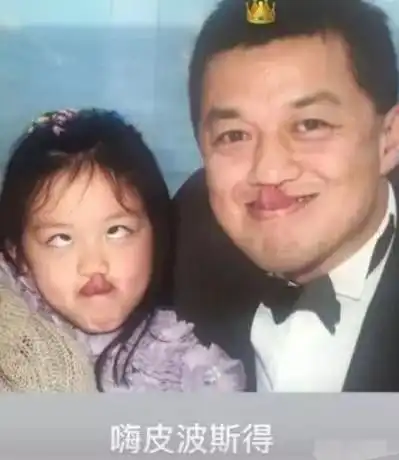 李嫣晒旧照为窦靖童庆生,窦靖童抱起妹妹,姐妹感情亲密