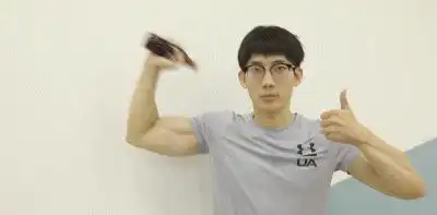 gif爆笑趣图我在网上买个袜子写着假一赔三,我收到货后不得不感叹现在的人