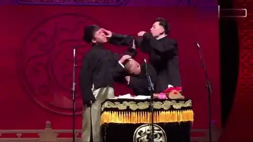 表情德云社张九龄王九龙在台上吵架,郭德纲站在中间太可怜,表情也太好笑了...表情