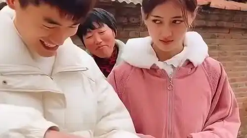 表哥给一家人盛饭,轮到她后竟然这个表情,妈妈在后面都高兴坏了