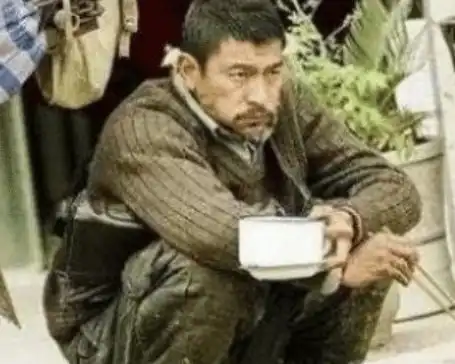 同是演乞丐,周星驰用手抓饭,刘德华睡大街,杨颖是来搞笑的