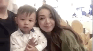 胡杏儿老公带儿子玩泡泡,表情纠结搞笑