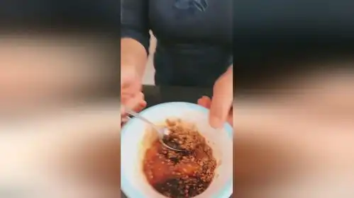 姨妈给老外拌了松花蛋,看到老外想杀人的表情,杨姐被逗乐