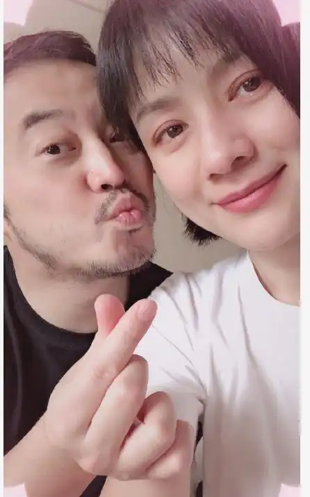 胡可晒46岁庆生照,沙溢和儿子表情搞怪,10岁安吉手写贺卡好用心
