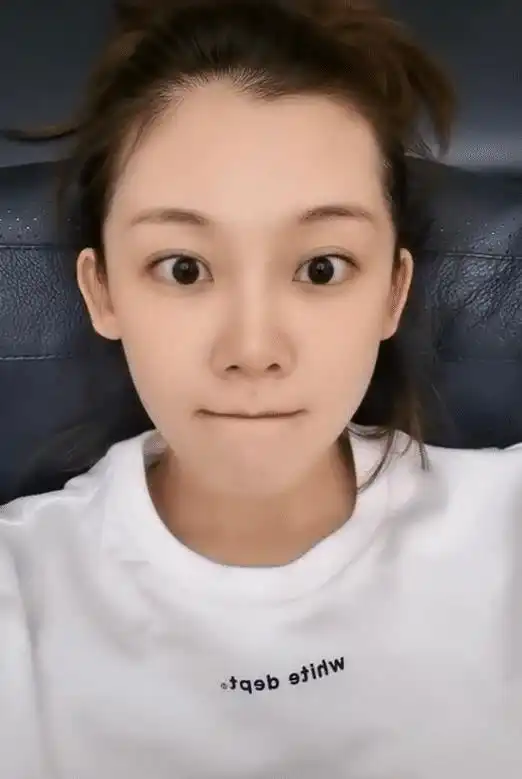 苗苗婚后被郑恺带跑偏,吐舌瞪眼搞怪不停,表情和老公如复制粘贴
