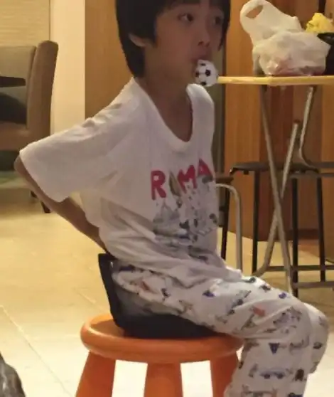 走进吴镇宇在香港的家,房子在西贡海景大屋,正对大海还自带泳池