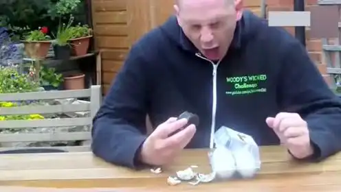 外国人品尝中国皮蛋,最后这表情才吃出了真爱