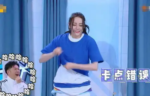 热巴挑战卡点比心脱衣,镜头切换到黄景瑜表情,铁憨憨没错了